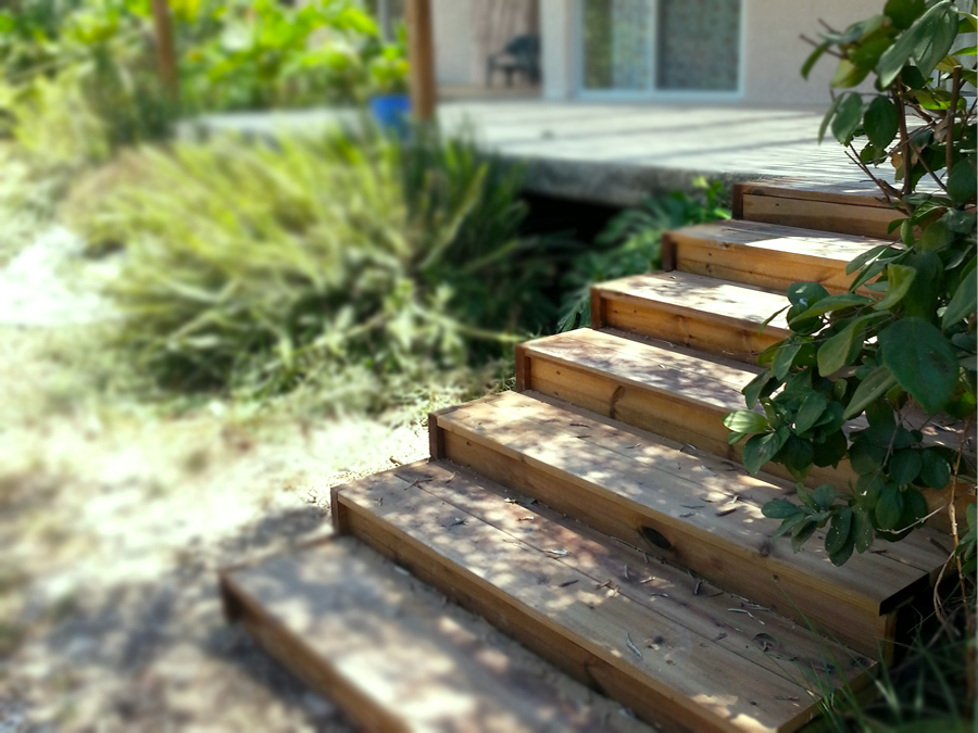 מדרגות עץ בחצר האחורית